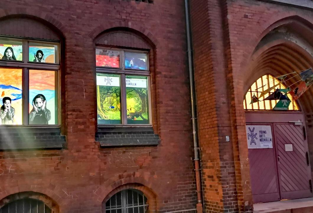 Fassade mit beleuchteten Fenstern